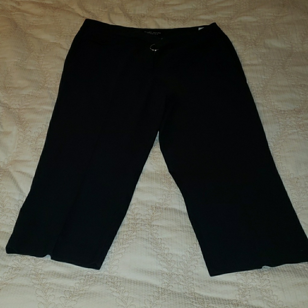 LARRY LEVINE STRETCH BLACK CAPRI PANTS